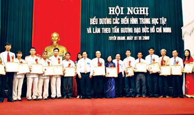 Trong vườn hoa nghìn việc tốt
